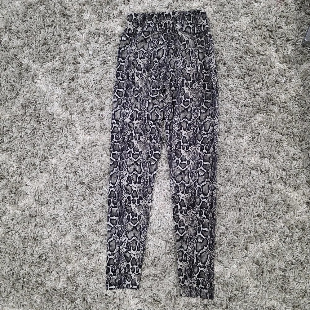 AQ-SPORT 2 Piece Animal Print Athletic Set Size Medium - Picture 3 of 7